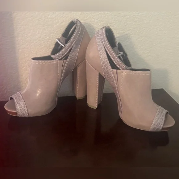 Gorgeous NWOT All leather BCBG Max Azria open toe shoe size 8/38 - Picture 1 of 9